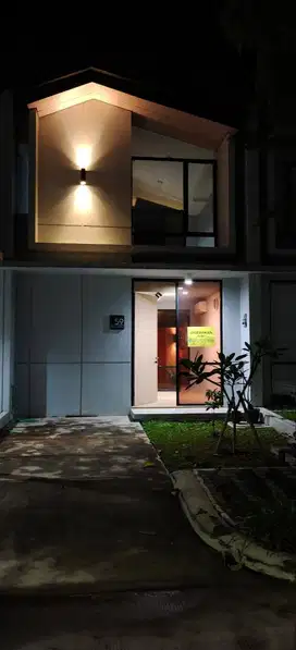 DISEWAKAN RUMAH WATERFRONT LIPPO CIKARANG 2 LANTAI