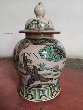 guci keramik antik bergambar petani..