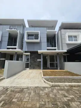 Rumah dua lantai luas dan  mewah