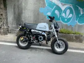 Monkey custom Deva motor