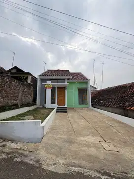 Rumah pinggir jalan dekat gerbang tol