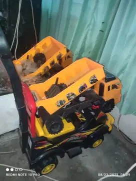 Mainan mobil-mobilan dan truk