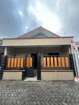 DIJUAL RUMAH LOKASI STRATEGIS DEKAT JEC