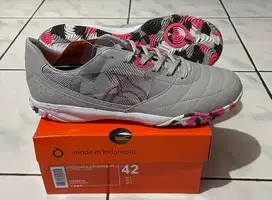 Sepatu futsal ortuseight