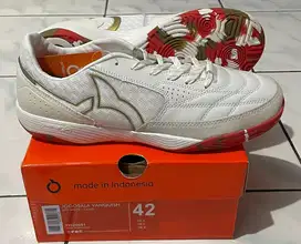 Sepatu futsal ortuseight
