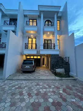 Townhouse Modern Clasic 3 Lantai Jagakarsa