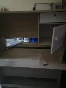 Meja dan kursi dijual