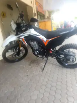 Di jual honda crf 150, tahun beli 2024, km 2500 otw, seperti baru