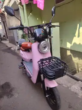 Dijual sepeda listrik U-Winfly D7S warna pink-abu