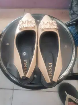 Sepatu sandal manik manik