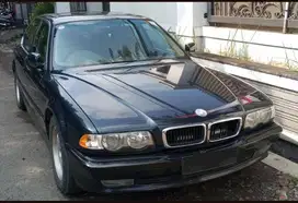 Mobil Sedan BMW 740i tahun 1994