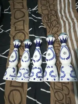 Botol bekas minuman alcohol claze azul.