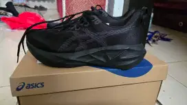 ASICS Novablast 5 Standard Men's - Black Ukuran 42