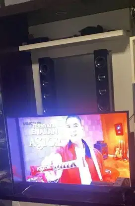 TN POLYTRON 43 inch + spikerrr nya mulus pemakaian wajar