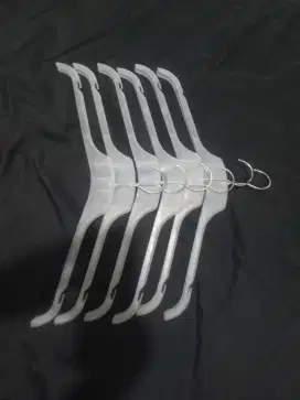 Gantungan kaos dan baju