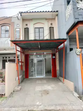 Disewakan rumah semi ruko tempat strategis