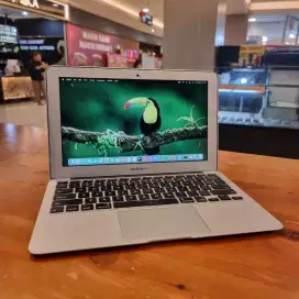 Macbook Air 11 inch , 2014