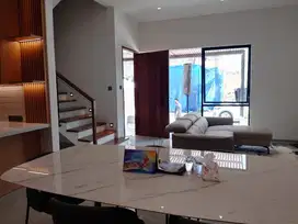 Dijual Rumah Baru 3 Lantai Minimalis di Setraduta Riverside Residence