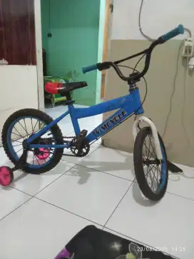 Sepeda anak untuk usia 4 sam 6 th merek wimcycle