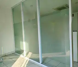 DISEWAKAN RUKO 4 LANTAI DEPAN JALAN RAYA DI CEMPAKA PUTIH