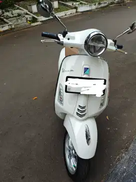 Vespa primavera white 2022