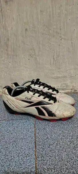 Spatu bola reebok 42,5