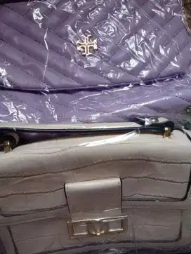 Tas santai warna ungu dan crem merk versace