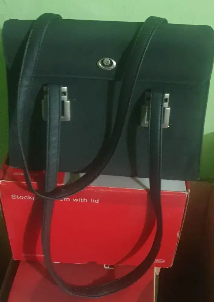 Tas wanita hitam merk luar masih bagus