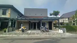Rumah Eksklusif di Singgasana Pradana Dijual!  Dengan Open Space Luas