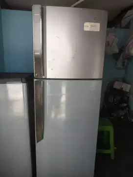 Kulkas 2 pintu merek. LG