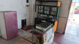 Karyawati Muslim jaga stand Donat