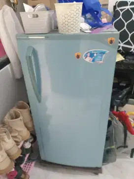 Di jual kulkas merek glacio