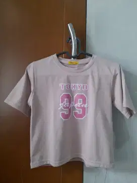 KAOS CEWEK CROP TOKYO 99 WARNA DUSTY PINK