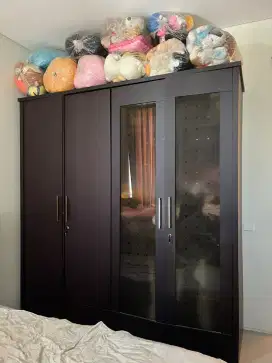Lemari 4 pintu jual cepat karena mau pindah luar pulau