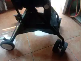 Stroller mempermudah orang tua membawa bayi bepergian.