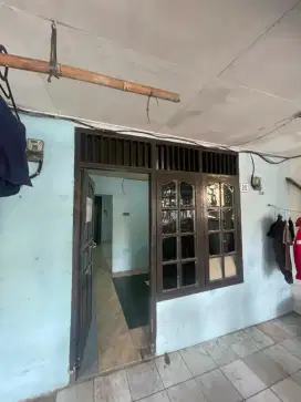 Dikontrakan pinggir jalan antasari