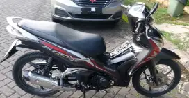 DIJUAL MOTOR SUPRA X 125 FI HELM IN TANGAN PERTAMA