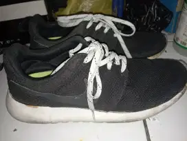 nike rose run size 42,kondisi bekas ,jual 75k