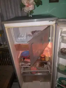 Kulkas 1 pntu sgt dngin beku lengkap pamulang