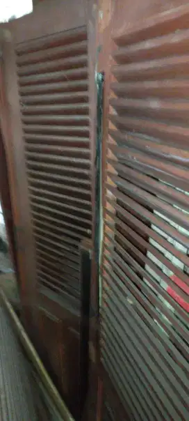 Pintu garasi kayu ada 10 daun