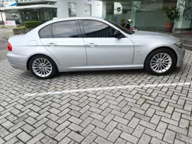 BMW 320i 2010 Bensin