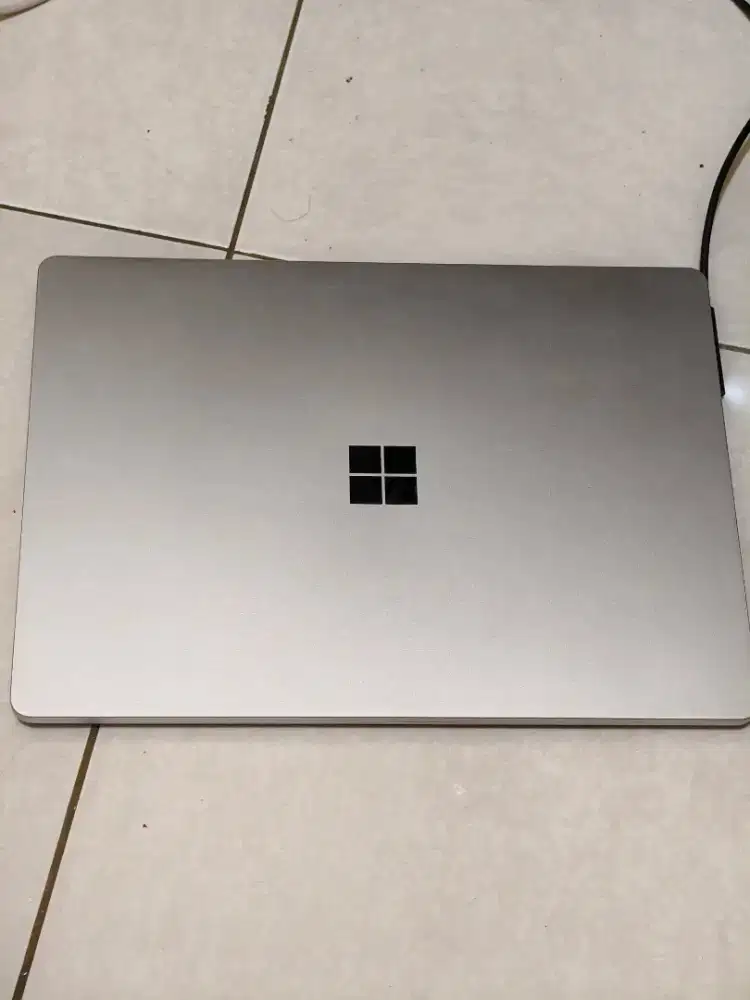 Macbook Microsoft surface go 1 touchscreen mulus like new