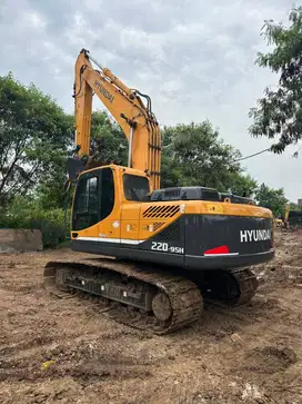 EXCAVATOR HYUNDAI 2014