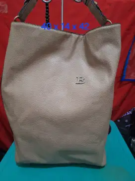 Tas branded 
Bally uk 40 x 14 x 42 
Limited edition 
Barang terawat