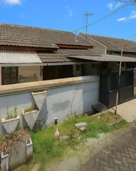 Rumah Rungkut Mapan Tengah Strategis, Row 2 Mobil