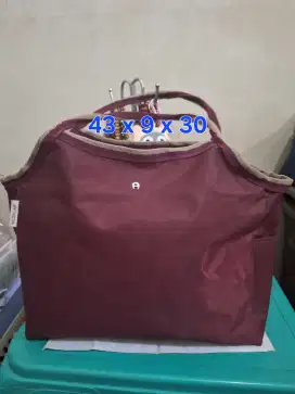 Tas branded 
Aigner uk 43 x 9 x 30 
Limited edition 
Barang terawat 
P