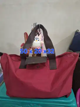 Tas branded 
Longlong uk 50 x 20 x 32 
Limited edition 
Barang terawat