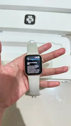 Apple Watch SE 2021 40mm Gold Aluminium Case Starlight Band ✨