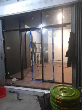 Partisi sekat alumunium dan kaca 1 daun pintu dan 3 kaca mati