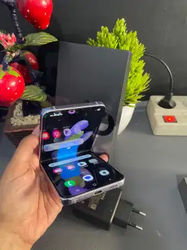 SAMSUNG Z FLIP 4 RAM 8/256GB ORIGINAL SEIN NORMAL 

TAMPILAN MEWAH SAM